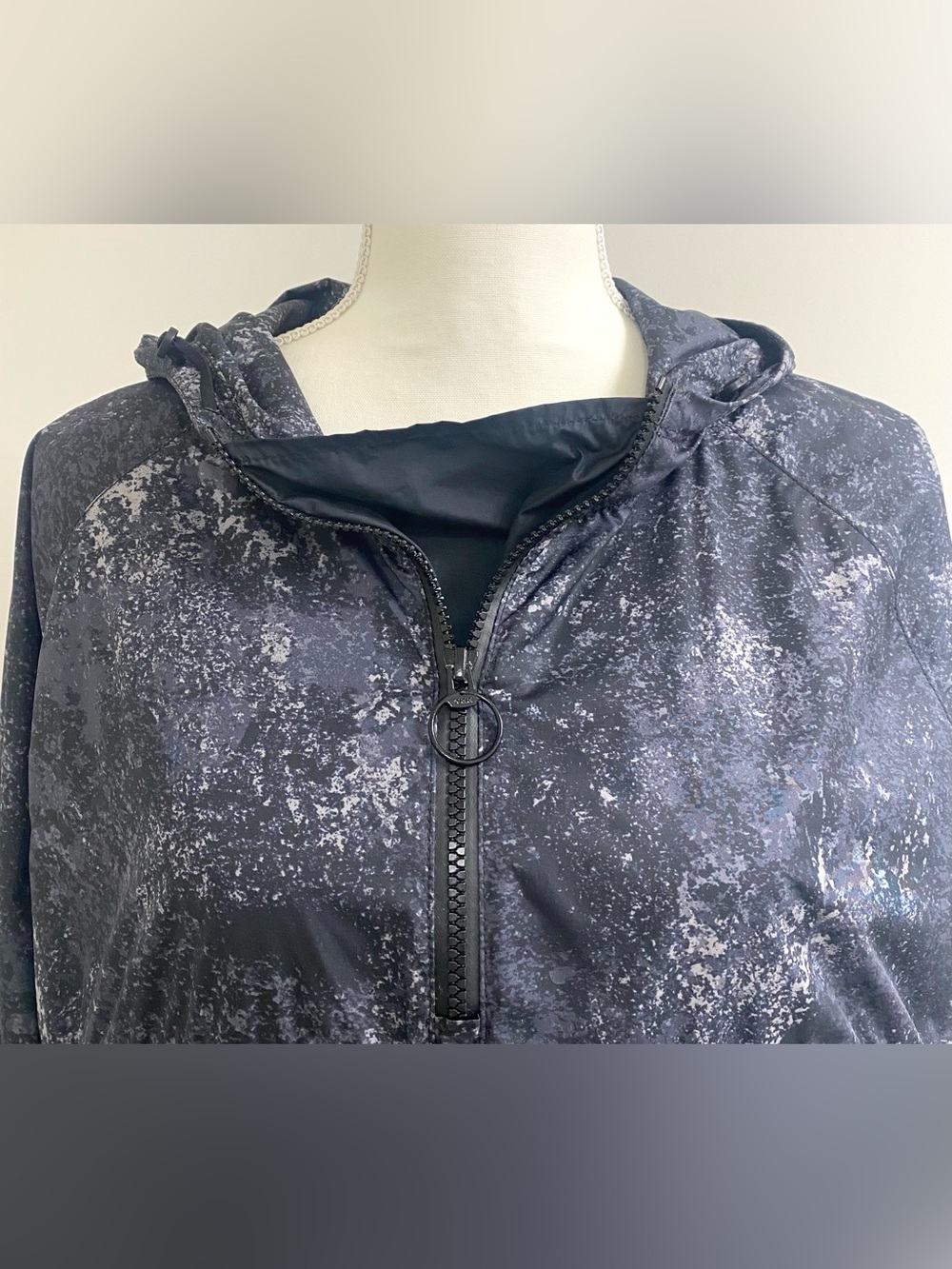 Under Armour Womens XL Black Print Hooded Pullover Windbreaker Jacket Utility - Picture 2 of 16